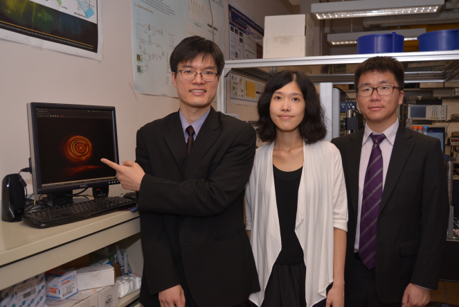 (from left) Dr. Kenneth Wong Kin-Yip of the Department of Electrical and Electronic Engineering, Dr. Nikki Lee of the Department of Surgery, and Dr. Zhang Chi of of the Department of Electrical and Electronic Engineering. On screen is image of a mouse' s oesophagus segment captured using PASTA technology