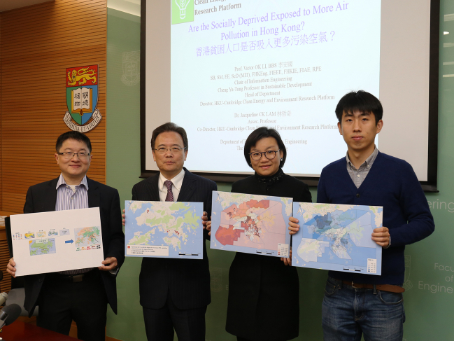 (左起) 港大工程學院助理院長(外務關係及知識交流)霍偉棟博士、港大劍橋清潔能源與環境研究平台總監李安國教授、港大劍橋清潔能源與環境研究平台共同總監林哲奇博士,港大工程學院博士生韓洋先生介紹空氣污染引致環境不公的研究。