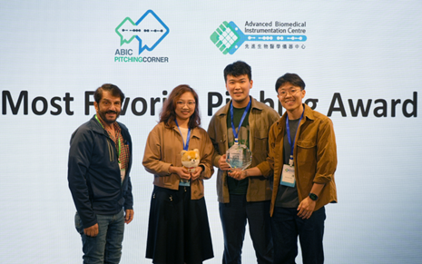 Professional Judges' Choice Award: Saliva Mental: Dog Wellness Assessment Ball . The winning team (from left) Professor David Weitz,  Dr Qiaoyi WANG, Mr Chi SONG and Dr Ziyu HAN