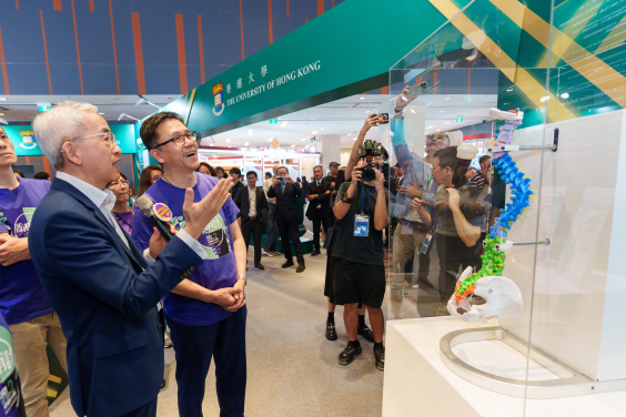 Prof. Kenneth Cheung introduced our project “Jingu Bang” to Professor Sun Dong. 