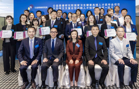 A certificate presentation ceremony was held at The Hong Kong Jockey Club. VIPs in the front row (from left) are Mr Dylan Lu, Chief Mainland Representative of the Institute of Philanthropy; Dr Gabriel Leung, Director of the Institute of Philanthropy; Ms Li Wei, Deputy Director-General of the Office of Hong Kong, Macao and Taiwan of the National Health Commission (NHC); Mr Fang Jianning, Deputy Director-General (Acting Chief) of the Health Human Resources Development Center of the NHC; and Professor Lau Chak-sing, Vice-President and Pro-Vice-Chancellor (Health) and Dean of Medicine, HKU. Standing are the 24 participants in the inaugural training programme.

 