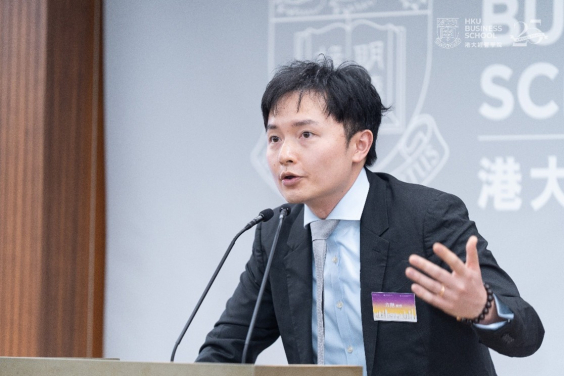 Professor Xiang FANG, Assistant Professor in Finance of HKU Business School, delivers a keynote speech.
