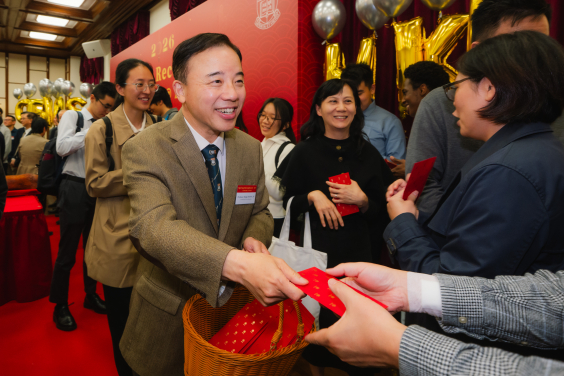 Professor Xiang Zhang, President and Vice-Chancellor of HKU, presents bespoke souvenirs from CEDARS to students as tokens of appreciation and blessings.